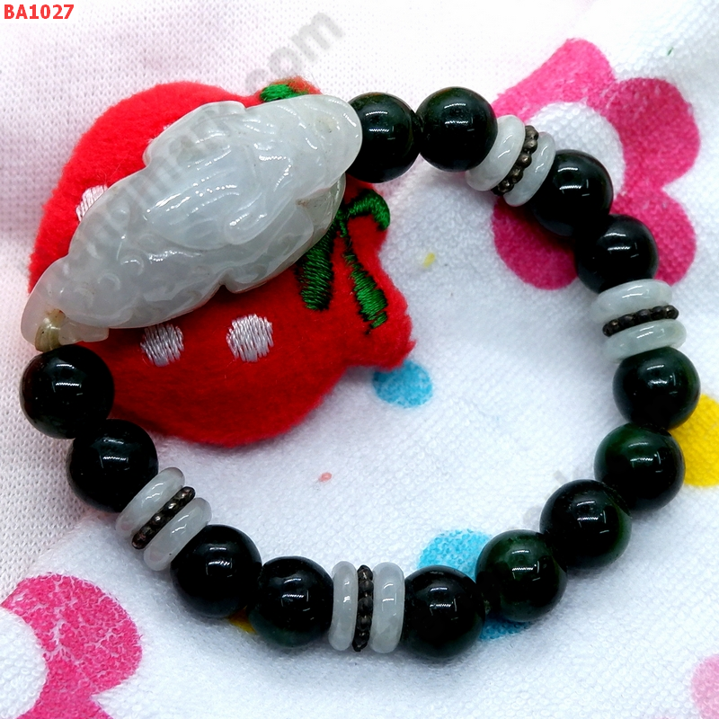 BA1027 สร้อยข้อมือกบคาบเหรียญร้อยกับหยกเขียวเข้ม ราคา 479 บาท http://hengmark.com/view_product/BA1027.htm