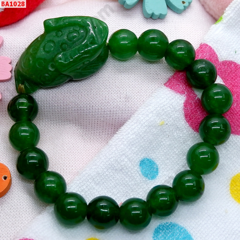 BA1028 สร้อยข้อมือกบคาบเหรียญหินหยกเขียวสด ราคา 469 บาท http://hengmark.com/view_product/BA1028.htm