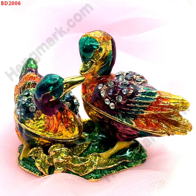 BD2006 เป็ดแมนดารินคู่ลงยาประดับคริสตัล ราคา 1200 บาท http://hengmark.com/view_product/BD2006.htm