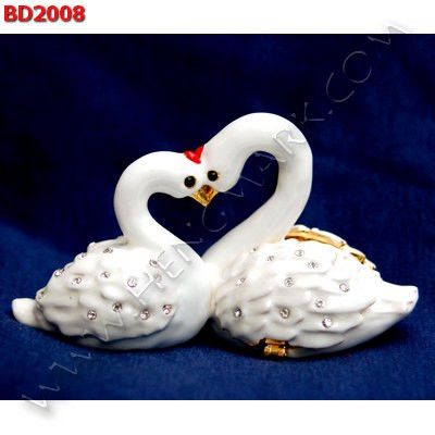BD2008 หงส์ขาวคู่ทองเหลืองลงยาประดับคริสตัล ราคา 1200 บาท http://hengmark.com/view_product/BD2008.htm