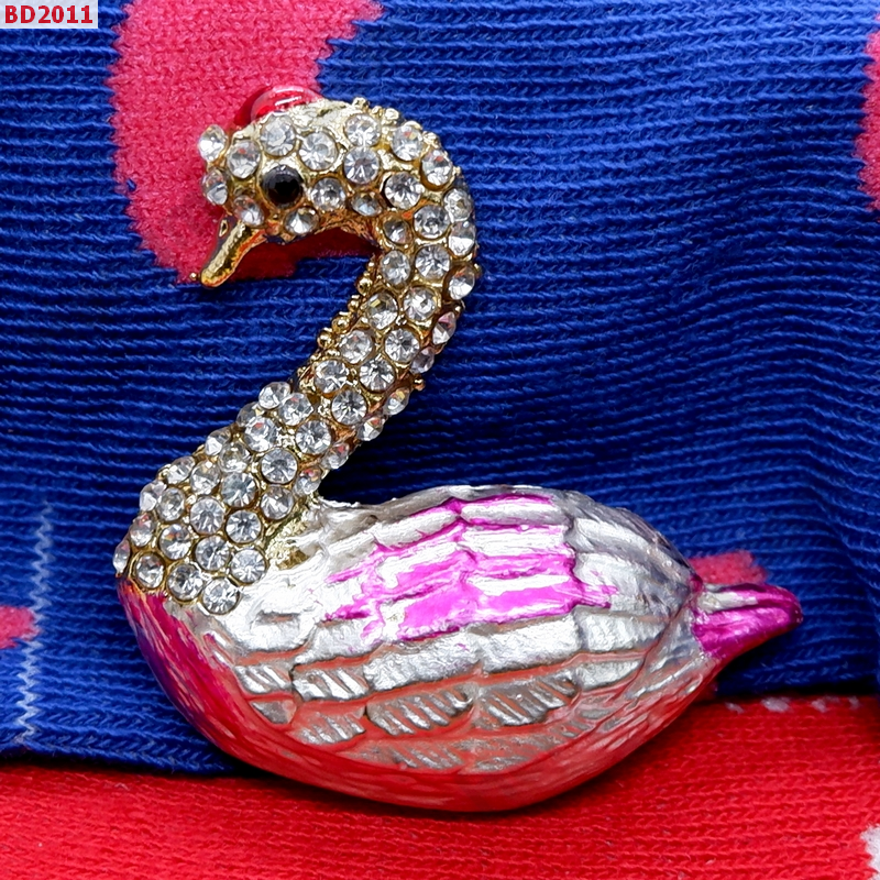 BD2011 หงส์ขาวฝังคริสตัล แม่เหล็กติดตู้เย็น ราคา 229 บาท http://hengmark.com/view_product/BD2011.htm