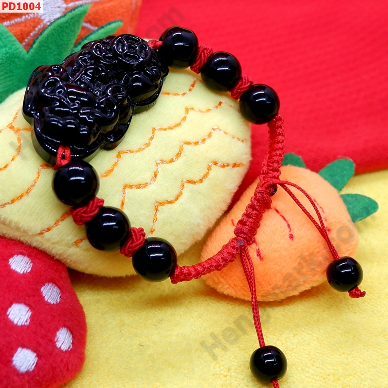 PD1004 สร้อยข้อมือปี่เซียะหินสีดำเชือกแดง ราคา 199 บาท http://hengmark.com/view_product/PD1004.htm
