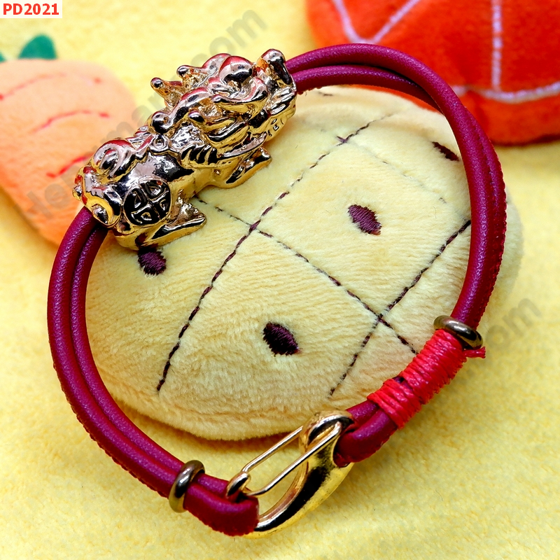 PD2021 สร้อยข้อมือปี่เซียะทอง สายหนังสีแดง ราคา 299 บาท http://hengmark.com/view_product/PD2021.htm