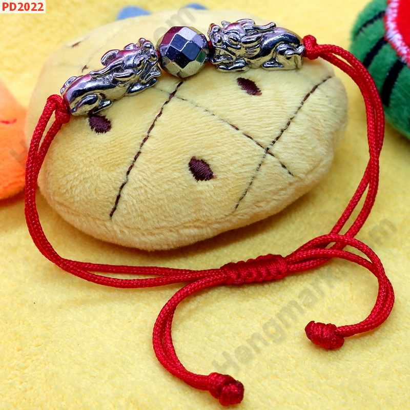 PD2022 สร้อยข้อมือเชือกปี่เซียะคู่่สีเงิน เชือกแดง ราคา 229 บาท http://hengmark.com/view_product/PD2022.htm