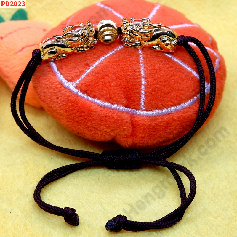 PD2023 สร้อยข้อมือเชือกปี่เซียะคู่่สีทอง เชือกน้ำตาล ราคา 229 บาท http://hengmark.com/view_product/PD2023.htm