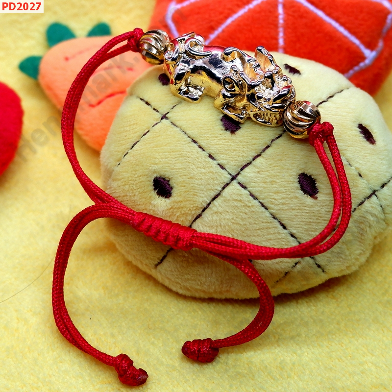 PD2027 สร้อยข้อมือเชือกปี่เซียะสีทอง เชือกซาตินแดง ราคา 299 บาท http://hengmark.com/view_product/PD2027.htm