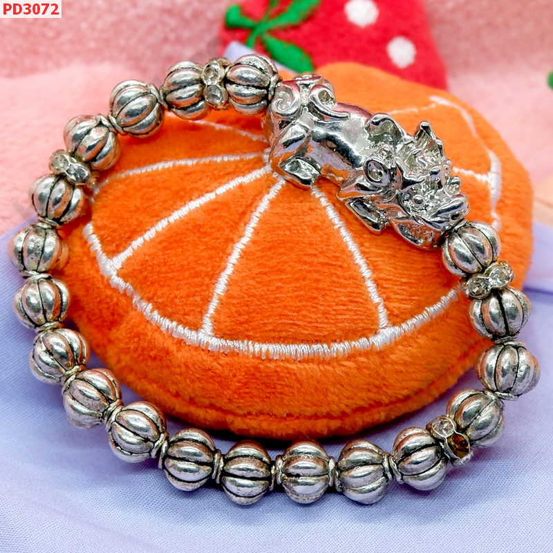 PD3072 สร้อยข้อมือปี่เซียะโลหะสีเงิน ราคา 399 บาท http://hengmark.com/view_product/PD3072.htm