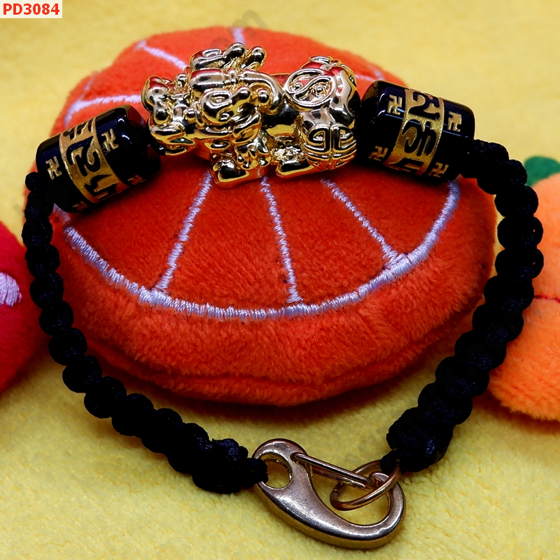 PD3084 สร้อยข้อมือปี่เซียะทอง+คาถา เชือกถัก ราคา 399 บาท http://hengmark.com/view_product/PD3084.htm