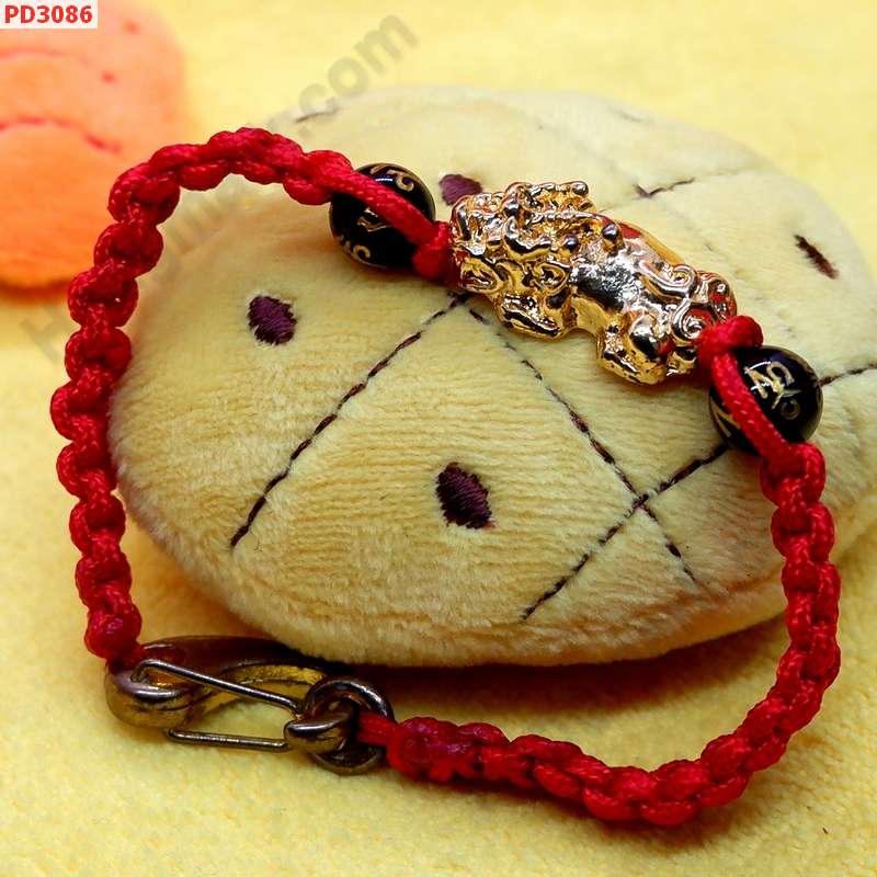 PD3086 สร้อยข้อมือปี่เซียะทอง+คาถา เชือกถัก ราคา 379 บาท http://hengmark.com/view_product/PD3086.htm