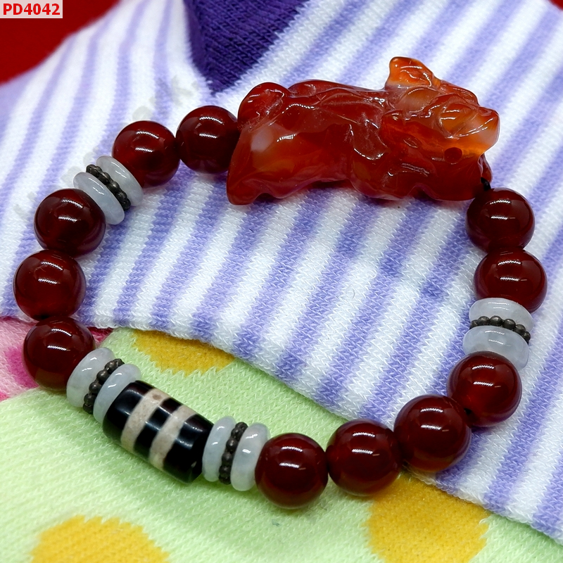 PD4042 สร้อยข้อมือปี่เซียะหินสีแดง+DZI ราคา 499 บาท http://hengmark.com/view_product/PD4042.htm