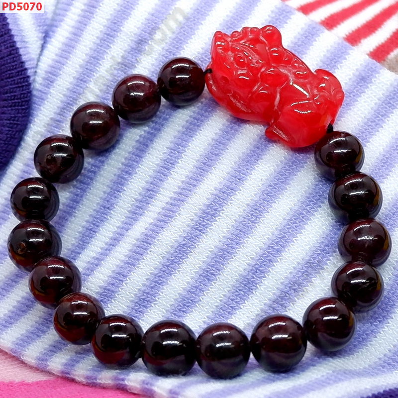 PD5070 สร้อยข้อมือปี่เซียะหินหยกสีแดง ราคา 559 บาท http://hengmark.com/view_product/PD5070.htm