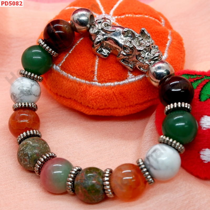 PD5082 สร้อยข้อมือปี่เซียะสีเงินร้อยกับหินหลากสี ราคา 559 บาท http://hengmark.com/view_product/PD5082.htm
