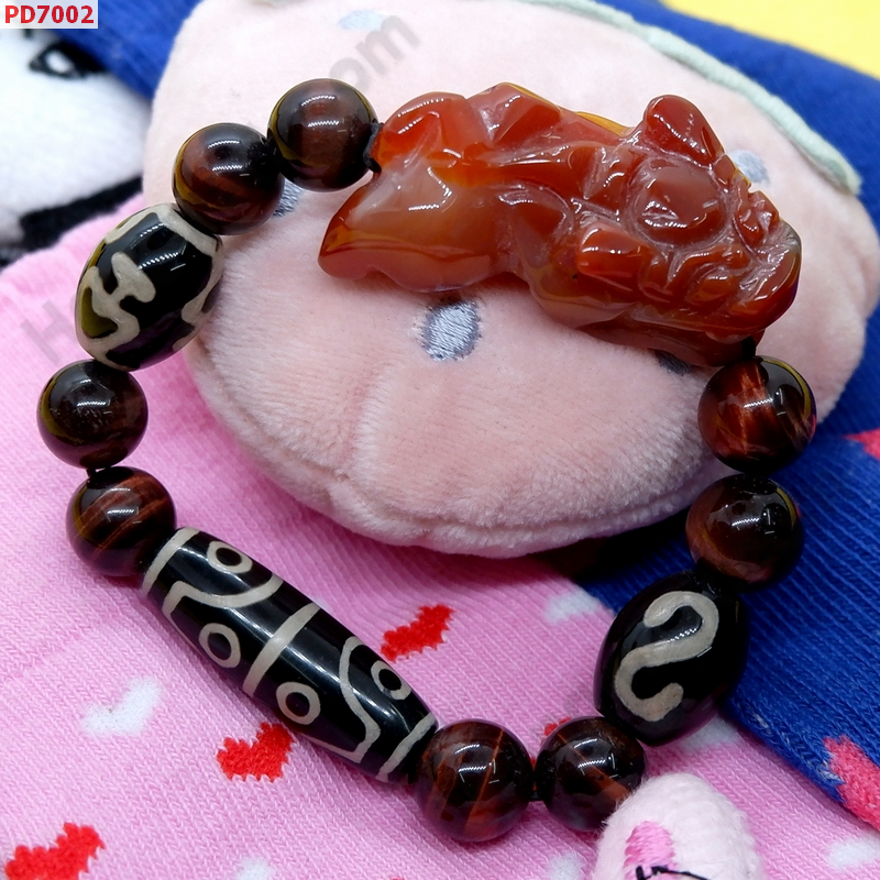 PD7002 สร้อยข้อมือปี่เซียะหินสีแดง+DZI  ราคา 739 บาท http://hengmark.com/view_product/PD7002.htm