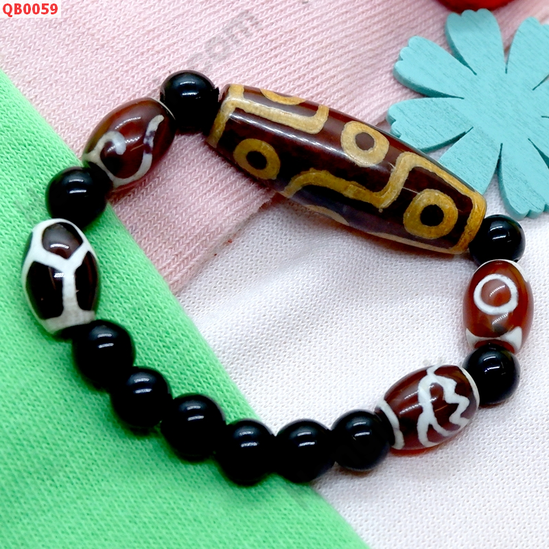 QB0059 สร้อยข้อมือ DZI 9 ตา+ 4ลาย ราคา 599 บาท http://hengmark.com/view_product/QB0059.htm