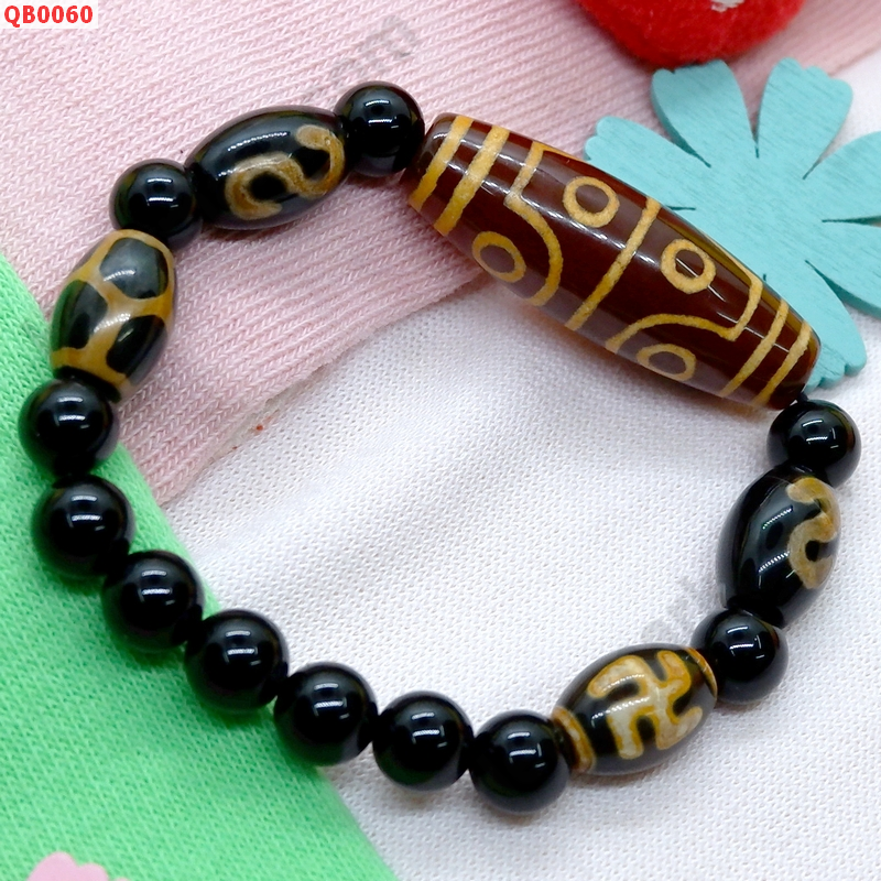 QB0060 สร้อยข้อมือ DZI 8 ตา+ 4ลาย ราคา 629 บาท http://hengmark.com/view_product/QB0060.htm