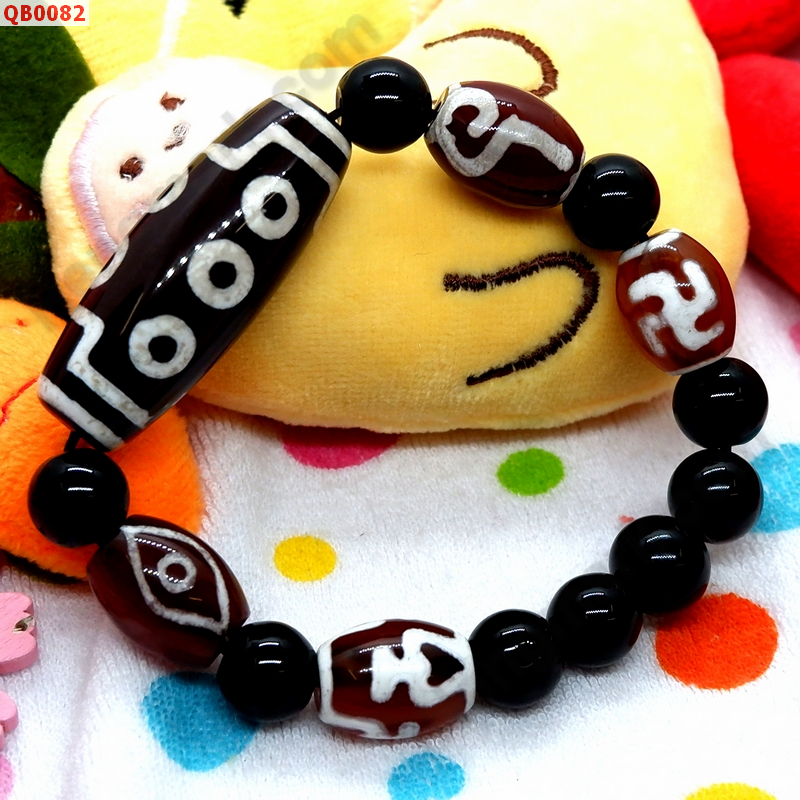 QB0082 สร้อยข้อมือ DZI 10 ตา ราคา 749 บาท http://hengmark.com/view_product/QB0082.htm