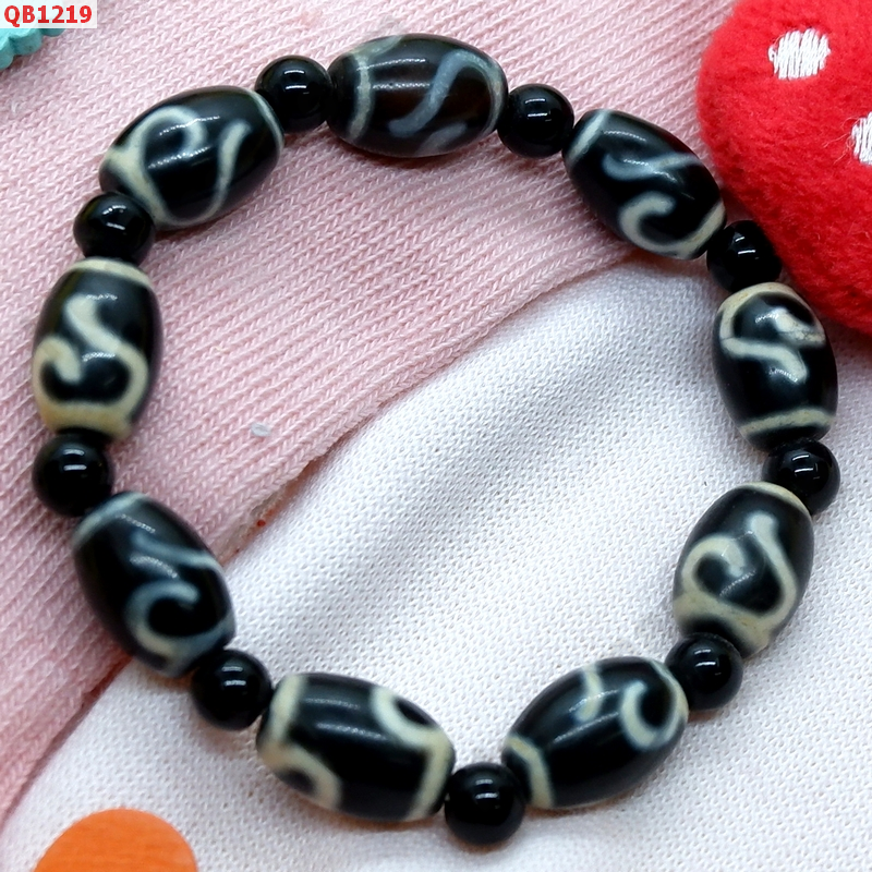 QB1219 สร้อยข้อมือ DZI ลายหรูยี่ 9 เม็ด ราคา 939 บาท http://hengmark.com/view_product/QB1219.htm