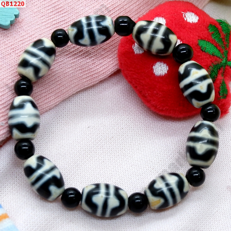 QB1220 สร้อยข้อมือ DZI ลายเขี้ยวเสือคู่ 9 เม็ด ราคา 939 บาท http://hengmark.com/view_product/QB1220.htm