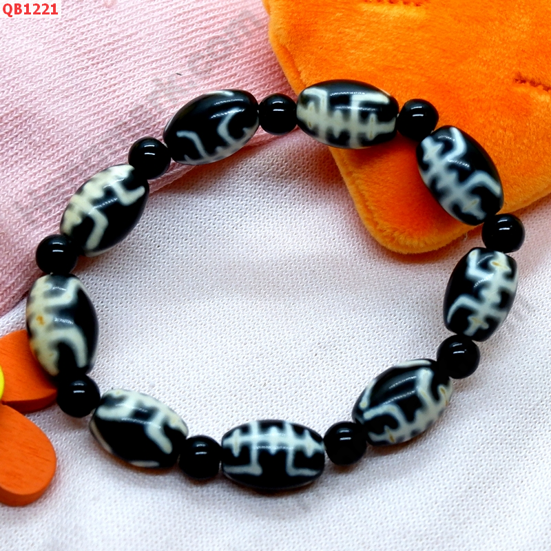 QB1221 สร้อยข้อมือ DZI ลายอายุยืน 9 เม็ด ราคา 939 บาท http://hengmark.com/view_product/QB1221.htm