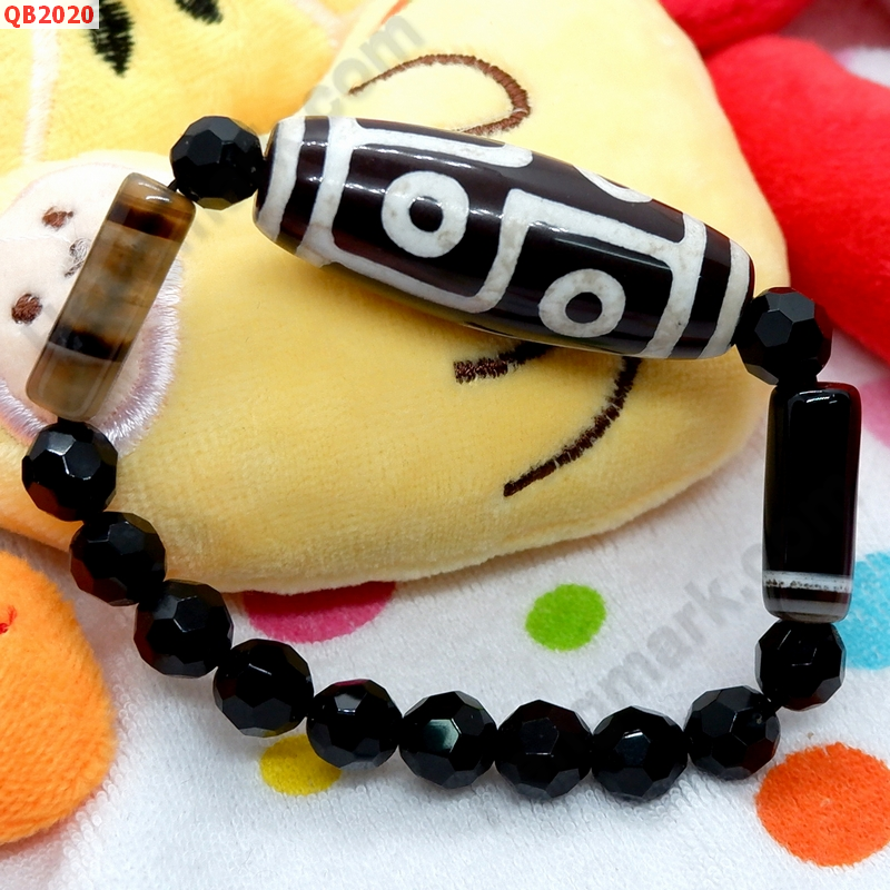 QB2020 สร้อยข้อมือหินDZI 6 ตา ราคา 399 บาท http://hengmark.com/view_product/QB2020.htm