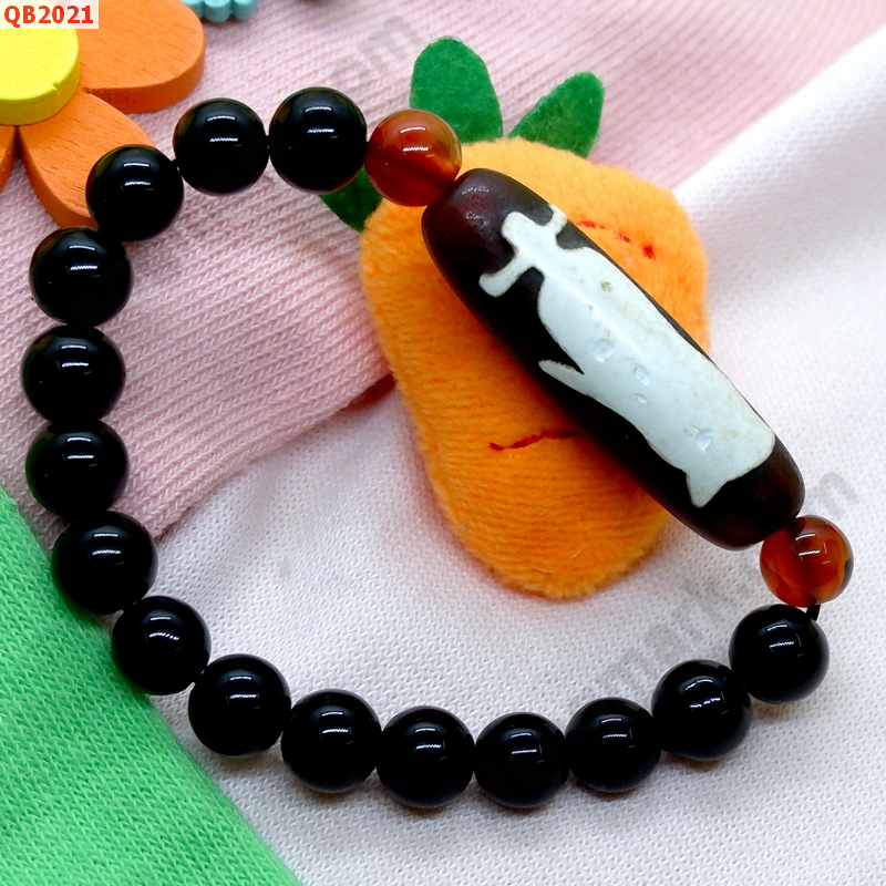 QB2021 สร้อยข้อมือหินDZI ไฉ่ซิงเอี๊ย และคาถาทิเบต ราคา 489 บาท http://hengmark.com/view_product/QB2021.htm