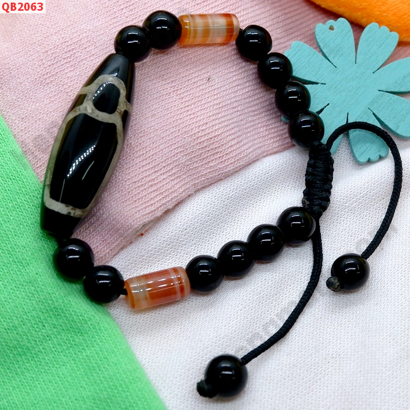 QB2063 สร้อยข้อมือหินDZI ไฉ่ซิงเอี๊ย ราคา 399 บาท http://hengmark.com/view_product/QB2063.htm