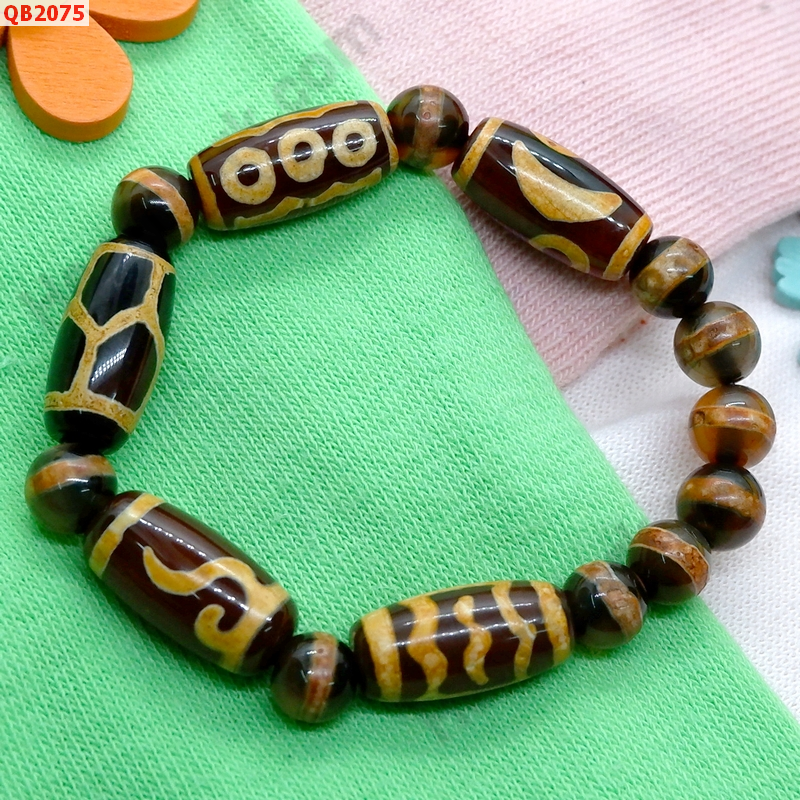 QB2075 สร้อยข้อมือหินDZI 5 เม็ด + หมอยา ราคา 969 บาท http://hengmark.com/view_product/QB2075.htm