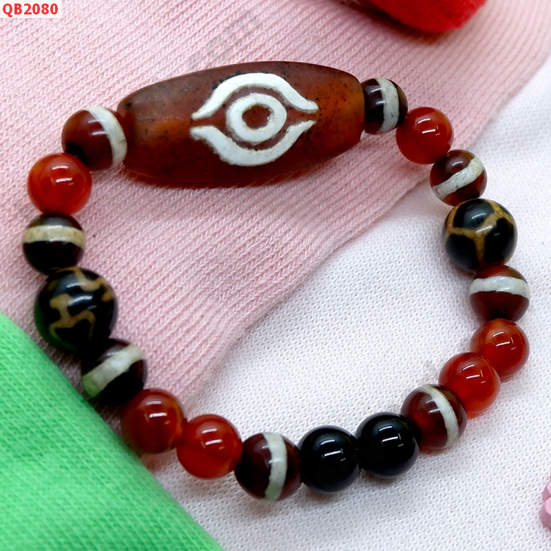 QB2080 สร้อยข้อมือหินDZI ตามังกร ราคา 679 บาท http://hengmark.com/view_product/QB2080.htm