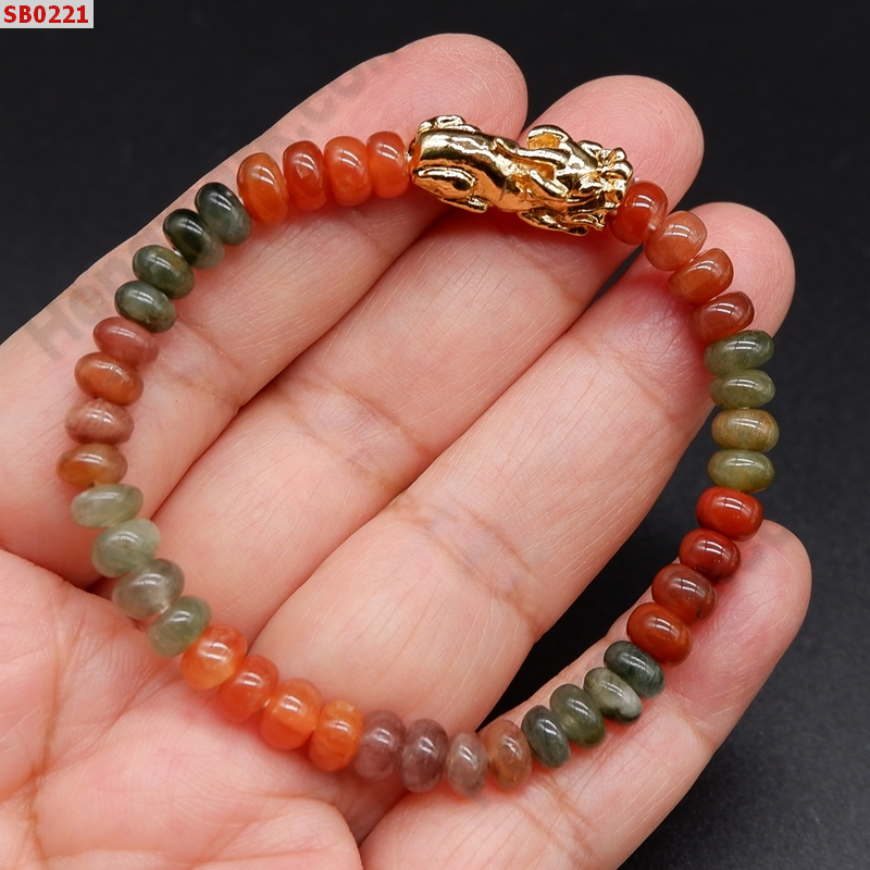 SB0221 สร้อยข้อมือหยก 4 สี+ปี่เซียะสีทอง ราคา 249 บาท http://hengmark.com/view_product/SB0221.htm